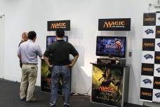 画像ギャラリー No.010のサムネイル画像 / 7月15日に発売を迎える「Magic:The Gathering」の「基本セット2012」を先行体験。秋葉原で開かれたメディアパーティーでぼこぼこにされてきた