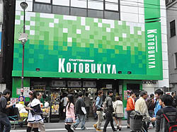 画像ギャラリー No.001のサムネイル画像 / 椿姫彩菜さん,古木のぞみさんが来場者とガチバトル。最後は意外な結末に? 「ULTIMATE MARVEL VS. CAPCOM 3」ユーザー体験会をレポート