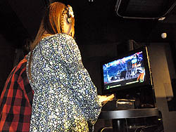 画像ギャラリー No.009のサムネイル画像 / 椿姫彩菜さん,古木のぞみさんが来場者とガチバトル。最後は意外な結末に? 「ULTIMATE MARVEL VS. CAPCOM 3」ユーザー体験会をレポート