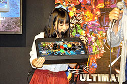 画像ギャラリー No.014のサムネイル画像 / 椿姫彩菜さん,古木のぞみさんが来場者とガチバトル。最後は意外な結末に? 「ULTIMATE MARVEL VS. CAPCOM 3」ユーザー体験会をレポート