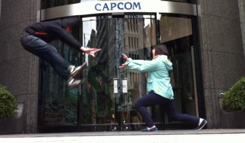 画像ギャラリー No.003のサムネイル画像 / マカンコウサッ……じゃなくてHADOUUUUUUKEN! 日本の女子高校生達の溢れるセンスに触発され,米CAPCOMが波動拳を受けた“っぽい”写真の投稿コンテストを開催