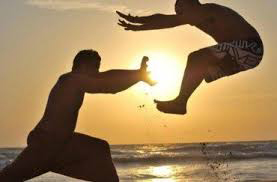 画像ギャラリー No.004のサムネイル画像 / マカンコウサッ……じゃなくてHADOUUUUUUKEN! 日本の女子高校生達の溢れるセンスに触発され,米CAPCOMが波動拳を受けた“っぽい”写真の投稿コンテストを開催