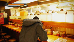 画像ギャラリー No.004のサムネイル画像 / 「龍が如く5」ラーメン店「すみれ」とのコラボ商品を12月1日より販売