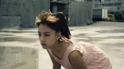 画像ギャラリー No.002のサムネイル画像 / 「神撃のバハムート」のテレビCM第2弾が公開。キャストに山本美月さんを起用