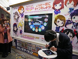 画像ギャラリー No.028のサムネイル画像 / 秋葉原がラブライブ一色に。「ラブライブ!スクールアイドルフェスティバル」のイベント「ハイスコアチャレンジ in 秋葉原」が開催中