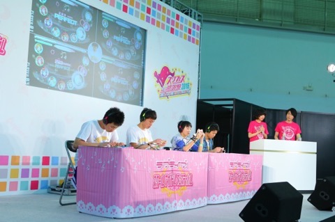 画像ギャラリー No.025のサムネイル画像 / 本邦初公開の「MOMENT RING」EXPERTで初見フルコン達成者も現れる。全国1位の座をかけた「スクフェス全国大会」決勝イベントをレポート