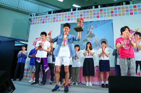 画像ギャラリー No.026のサムネイル画像 / 本邦初公開の「MOMENT RING」EXPERTで初見フルコン達成者も現れる。全国1位の座をかけた「スクフェス全国大会」決勝イベントをレポート