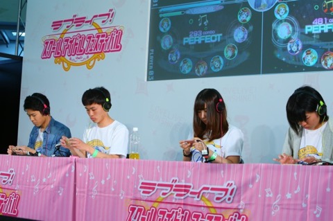 画像ギャラリー No.028のサムネイル画像 / 本邦初公開の「MOMENT RING」EXPERTで初見フルコン達成者も現れる。全国1位の座をかけた「スクフェス全国大会」決勝イベントをレポート