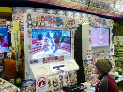 画像集#005のサムネイル/ドリームクラブ一夜かぎりの出張店舗が,葛西のゲームショップにオープン。プロデューサーの岡島氏も駆けつけた「ドリームクラブGogo.」体験会をレポート