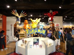 画像ギャラリー No.002のサムネイル画像 / ついに発売された「ポケットモンスターX・Y」,ファン達で賑わったポケモンセンタートウキョーの模様レポート。アクアシティでは試遊イベントも開催中