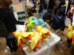 画像ギャラリー No.003のサムネイル画像 / ついに発売された「ポケットモンスターX・Y」,ファン達で賑わったポケモンセンタートウキョーの模様レポート。アクアシティでは試遊イベントも開催中