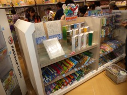 画像ギャラリー No.006のサムネイル画像 / ついに発売された「ポケットモンスターX・Y」,ファン達で賑わったポケモンセンタートウキョーの模様レポート。アクアシティでは試遊イベントも開催中