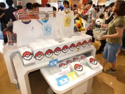 画像ギャラリー No.007のサムネイル画像 / ついに発売された「ポケットモンスターX・Y」,ファン達で賑わったポケモンセンタートウキョーの模様レポート。アクアシティでは試遊イベントも開催中