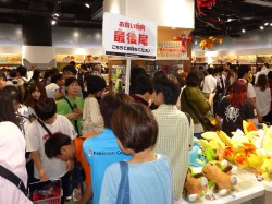 画像ギャラリー No.011のサムネイル画像 / ついに発売された「ポケットモンスターX・Y」,ファン達で賑わったポケモンセンタートウキョーの模様レポート。アクアシティでは試遊イベントも開催中