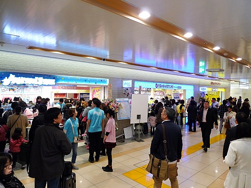 画像ギャラリー No.013のサムネイル画像 / 駅長さんピカチュウが待っている! 東京駅にオープンしたポケモングッズショップ「ポケモンストア 東京駅店」を取材してきた