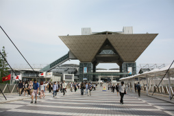 画像ギャラリー No.017のサムネイル画像 / 博麗神社例大祭に登場した「SOUND VOLTEX II -infinite infection-」に東方ファンが集結。大行列のKONAMIブースで開発チームに話を聞いてみた