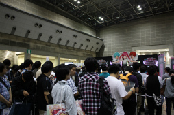 画像ギャラリー No.023のサムネイル画像 / 博麗神社例大祭に登場した「SOUND VOLTEX II -infinite infection-」に東方ファンが集結。大行列のKONAMIブースで開発チームに話を聞いてみた