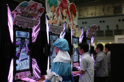 画像ギャラリー No.024のサムネイル画像 / 博麗神社例大祭に登場した「SOUND VOLTEX II -infinite infection-」に東方ファンが集結。大行列のKONAMIブースで開発チームに話を聞いてみた