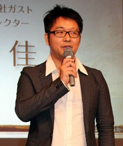 画像ギャラリー No.004のサムネイル画像 / 「エスカ&ロジーのアトリエ〜黄昏の空の錬金術士〜」の完成発表会が開催。キャラクターデザインの左氏とエスカ役の村川梨衣さんも登壇したイベントの模様をレポート