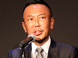 画像ギャラリー No.003のサムネイル画像 / 「ヒーローバンク」の「クロスメディア プロジェクト発表会」開催。名越稔洋氏が意気込みを語り,角田信朗さんが主題歌を熱唱した会場の模様をレポート