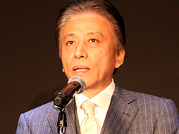 画像ギャラリー No.009のサムネイル画像 / 「ヒーローバンク」の「クロスメディア プロジェクト発表会」開催。名越稔洋氏が意気込みを語り,角田信朗さんが主題歌を熱唱した会場の模様をレポート