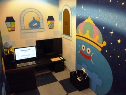 画像ギャラリー No.002のサムネイル画像 / 「ドラクエ」のスライムをモチーフにした部屋が福岡県の複合カフェに登場