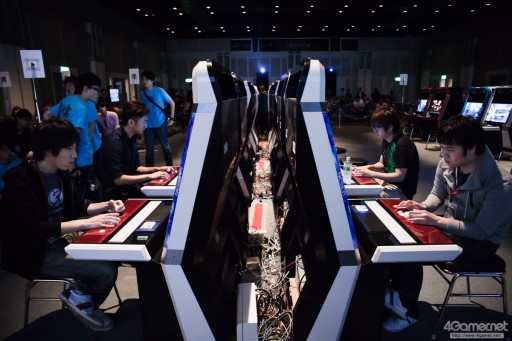 画像ギャラリー No.003のサムネイル画像 / 優勝賞金100万円+Capcom Cup Finals出場権を懸けたガチバトル。「ウルトラストリートファイターIV」公式大会「超百鬼秋杯」フォトレポート