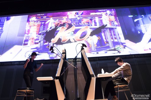 画像ギャラリー No.021のサムネイル画像 / 優勝賞金100万円+Capcom Cup Finals出場権を懸けたガチバトル。「ウルトラストリートファイターIV」公式大会「超百鬼秋杯」フォトレポート