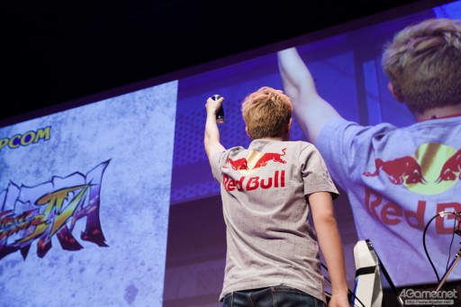 画像ギャラリー No.026のサムネイル画像 / 優勝賞金100万円+Capcom Cup Finals出場権を懸けたガチバトル。「ウルトラストリートファイターIV」公式大会「超百鬼秋杯」フォトレポート