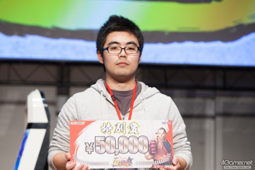 画像ギャラリー No.028のサムネイル画像 / 優勝賞金100万円+Capcom Cup Finals出場権を懸けたガチバトル。「ウルトラストリートファイターIV」公式大会「超百鬼秋杯」フォトレポート