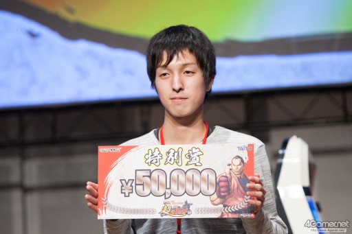 画像ギャラリー No.029のサムネイル画像 / 優勝賞金100万円+Capcom Cup Finals出場権を懸けたガチバトル。「ウルトラストリートファイターIV」公式大会「超百鬼秋杯」フォトレポート