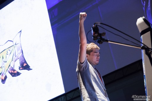 画像ギャラリー No.034のサムネイル画像 / 優勝賞金100万円+Capcom Cup Finals出場権を懸けたガチバトル。「ウルトラストリートファイターIV」公式大会「超百鬼秋杯」フォトレポート