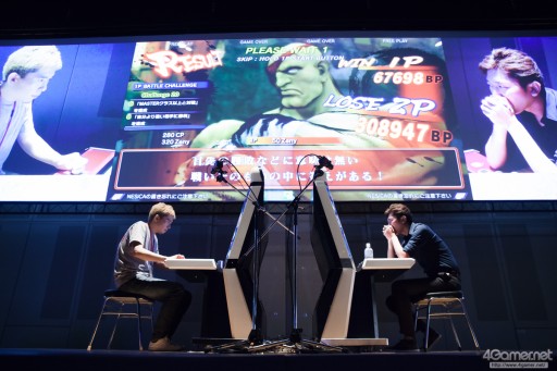 画像ギャラリー No.036のサムネイル画像 / 優勝賞金100万円+Capcom Cup Finals出場権を懸けたガチバトル。「ウルトラストリートファイターIV」公式大会「超百鬼秋杯」フォトレポート