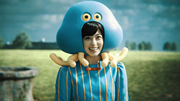 画像ギャラリー No.001のサムネイル画像 / 「DQM スーパーライト」,北大路欣也さんと橋本環奈さんが初共演する新CMの放送がスタート。8月22日より新宿駅にホイミスライムのスマホ充電器も登場