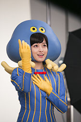 画像ギャラリー No.013のサムネイル画像 / 「DQM スーパーライト」,北大路欣也さんと橋本環奈さんが初共演する新CMの放送がスタート。8月22日より新宿駅にホイミスライムのスマホ充電器も登場