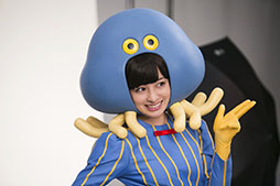 画像ギャラリー No.015のサムネイル画像 / 「DQM スーパーライト」,北大路欣也さんと橋本環奈さんが初共演する新CMの放送がスタート。8月22日より新宿駅にホイミスライムのスマホ充電器も登場