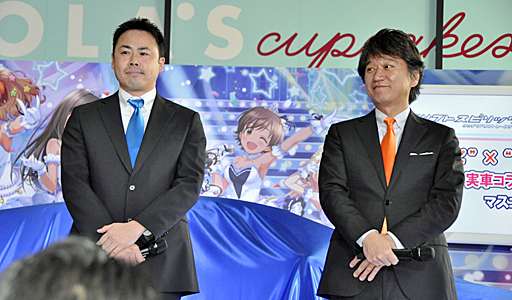 画像ギャラリー No.002のサムネイル画像 / 大橋彩香さんと福原綾香さんがゲームに登場するコラボカーの実車にサインを入れた,「ドリスピ」「デレステ」コラボ記念イベントをレポート