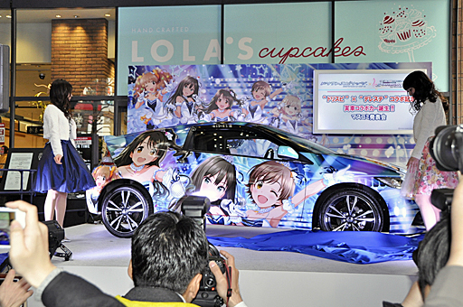 画像ギャラリー No.008のサムネイル画像 / 大橋彩香さんと福原綾香さんがゲームに登場するコラボカーの実車にサインを入れた,「ドリスピ」「デレステ」コラボ記念イベントをレポート