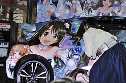 画像ギャラリー No.010のサムネイル画像 / 大橋彩香さんと福原綾香さんがゲームに登場するコラボカーの実車にサインを入れた,「ドリスピ」「デレステ」コラボ記念イベントをレポート