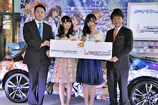 画像ギャラリー No.011のサムネイル画像 / 大橋彩香さんと福原綾香さんがゲームに登場するコラボカーの実車にサインを入れた,「ドリスピ」「デレステ」コラボ記念イベントをレポート