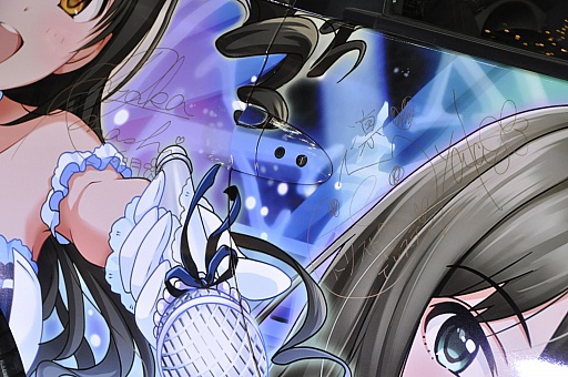 画像ギャラリー No.012のサムネイル画像 / 大橋彩香さんと福原綾香さんがゲームに登場するコラボカーの実車にサインを入れた,「ドリスピ」「デレステ」コラボ記念イベントをレポート