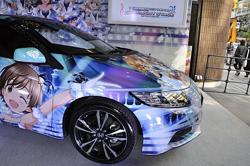 画像ギャラリー No.013のサムネイル画像 / 大橋彩香さんと福原綾香さんがゲームに登場するコラボカーの実車にサインを入れた,「ドリスピ」「デレステ」コラボ記念イベントをレポート