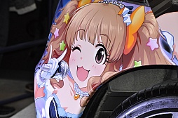 画像ギャラリー No.018のサムネイル画像 / 大橋彩香さんと福原綾香さんがゲームに登場するコラボカーの実車にサインを入れた,「ドリスピ」「デレステ」コラボ記念イベントをレポート