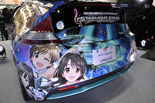 画像ギャラリー No.020のサムネイル画像 / 大橋彩香さんと福原綾香さんがゲームに登場するコラボカーの実車にサインを入れた,「ドリスピ」「デレステ」コラボ記念イベントをレポート
