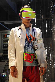 画像ギャラリー No.002のサムネイル画像 / PlayStation VRが「仮面ライダーエグゼイド」とコラボ。宝生永夢がヘッドセットを使って特別なフォームへと変身