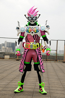 画像ギャラリー No.003のサムネイル画像 / PlayStation VRが「仮面ライダーエグゼイド」とコラボ。宝生永夢がヘッドセットを使って特別なフォームへと変身