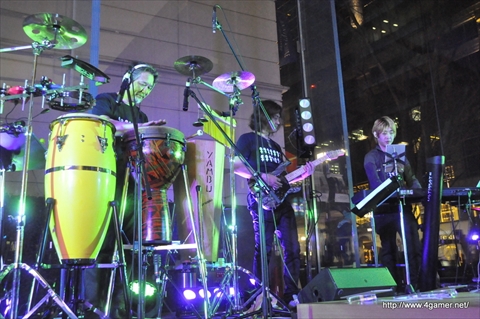 画像ギャラリー No.011のサムネイル画像 / 「TERRA BATTLE」の100万DL公約ライブ「AROUNDERS TERRA BATTLE」をレポート。バンドアレンジで演奏された楽曲にファンは大盛り上がり