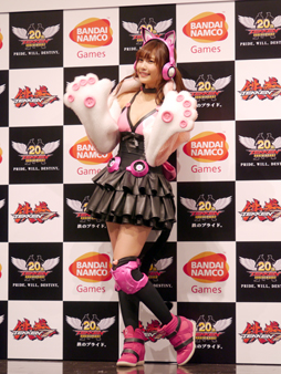 画像ギャラリー No.017のサムネイル画像 / 佐野ひなこさんによる新キャラ「ラッキー・クロエ」のコスプレも披露された,「『鉄拳』20周年応援マネージャー 佐野ひなこ就任式」をレポート