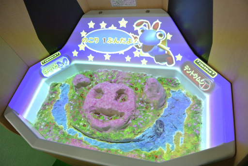 画像集#013のサムネイル/セガのキッズ向け遊具「え〜でる すなば」開発陣にインタビュー。“絵が出る不思議な砂遊び”を生み出したNプロ研究開発部の狙いを聞いた