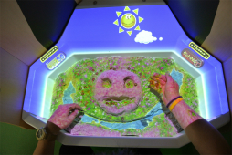 画像集#015のサムネイル/セガのキッズ向け遊具「え〜でる すなば」開発陣にインタビュー。“絵が出る不思議な砂遊び”を生み出したNプロ研究開発部の狙いを聞いた